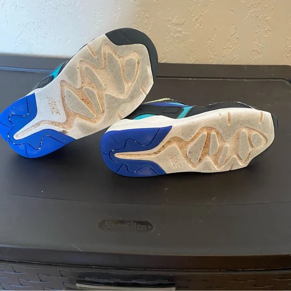 Toddler boy Nike shoes - Picture 2 of 4